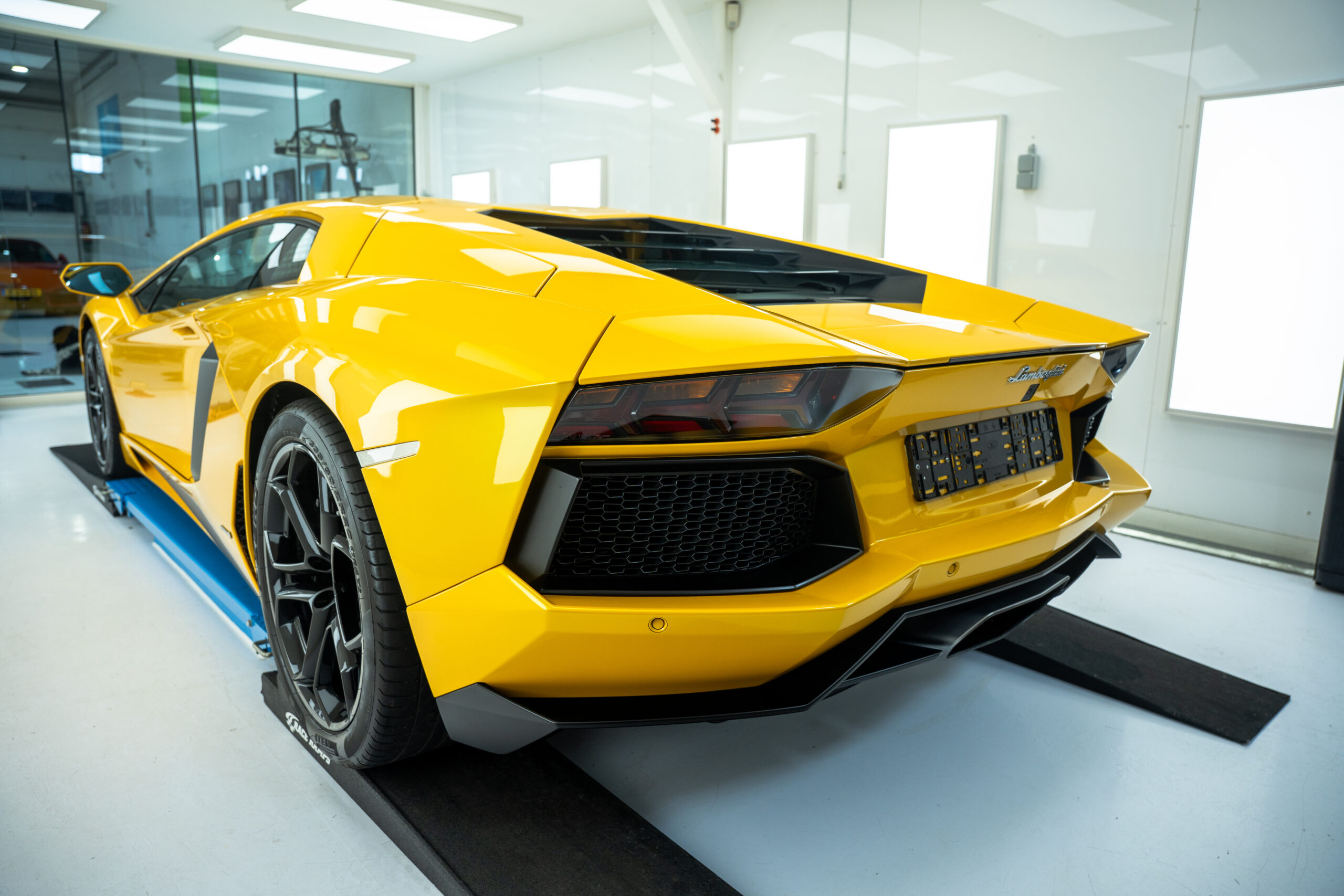 Lamborghini Aventador-12